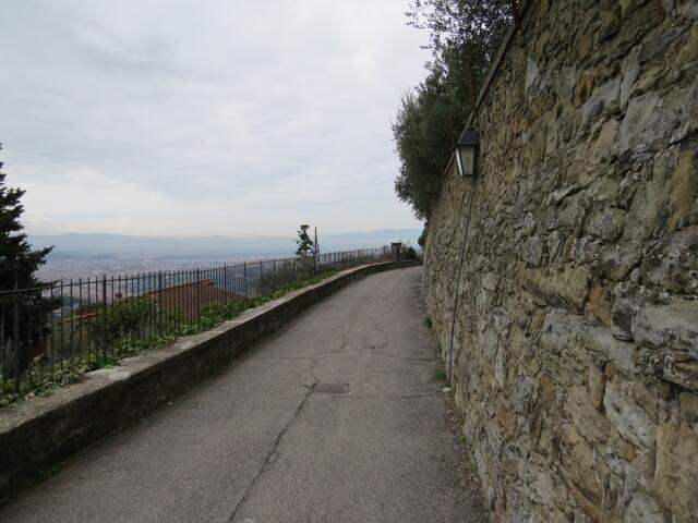 auf einem schönen Höhenweg laufen wir in Fiesole hinein
