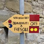 von Hand gemalte Wegweiser heissen uns in Fiesole willkomen