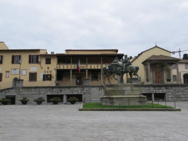 wie fast auf jedem grossen Platz in Italien, die Reiterstatue mit Garibaldi