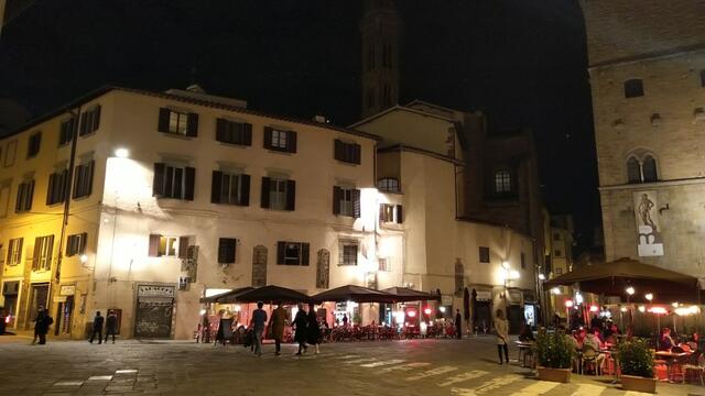 am Abend laufen wir durch die Altstadt und erreichen die Piazza di Firenze