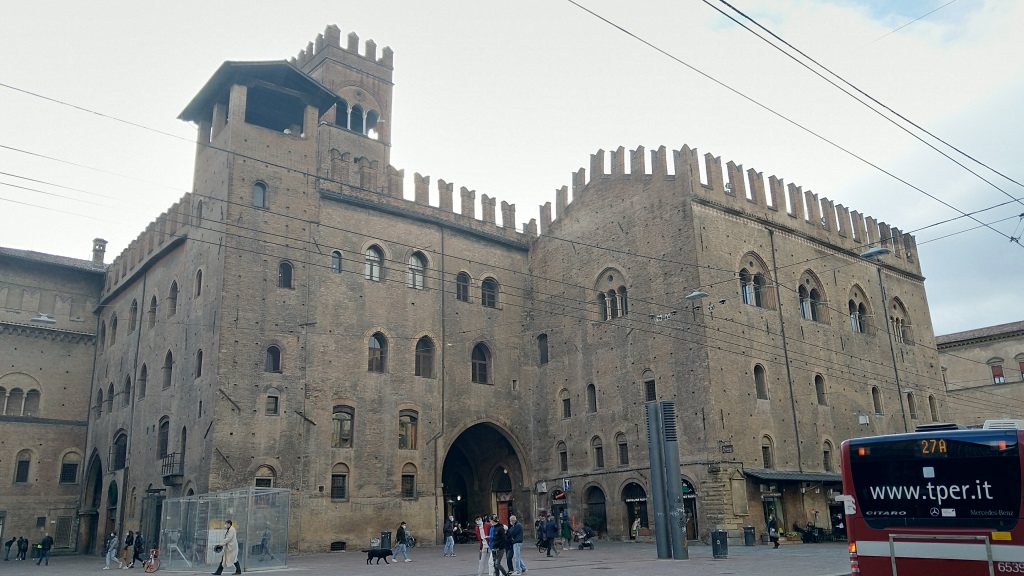 vorbei an der Piazza Nettuno...