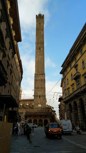 erkennen wir das Wahrzeichen von Bologna der Geschlechterturm Asinelli 97m hoch