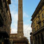 erkennen wir das Wahrzeichen von Bologna der Geschlechterturm Asinelli 97m hoch