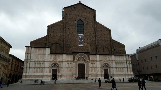 kurz danach stehen wir vor der Basilica San Petronio. Die riesige Gotische Kirche besitzt 22 Kapellen