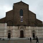 kurz danach stehen wir vor der Basilica San Petronio. Die riesige Gotische Kirche besitzt 22 Kapellen