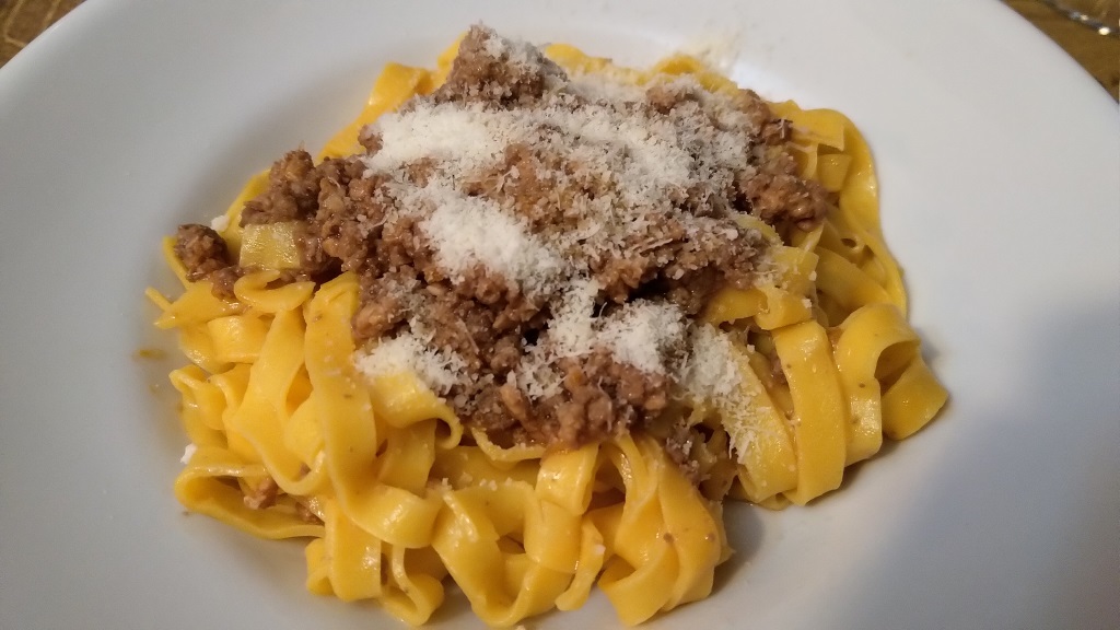 hausgemachte Teigwaren an einer feinen Bolognese Sauce