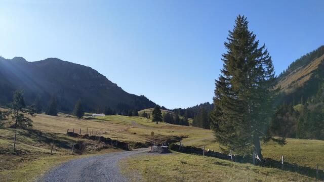 am Horizont taucht der Risipass auf