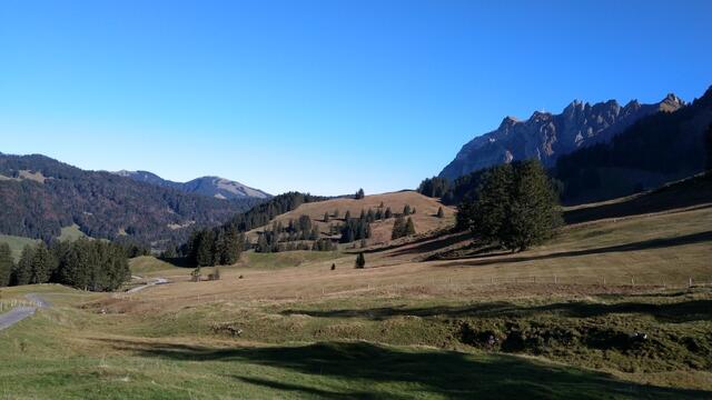 wir blicken zurück und erkennen links der Kronberg (Etappe 3) und rechts der Säntis