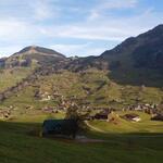 wir blicken über Stein hinweg, hinauf zum Risipass, wo unsere letzte Etappe hinüber geführt hat