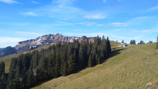 bei Hüttlisboden taucht linkerhand der Mattstock auf