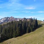 bei Hüttlisboden taucht linkerhand der Mattstock auf