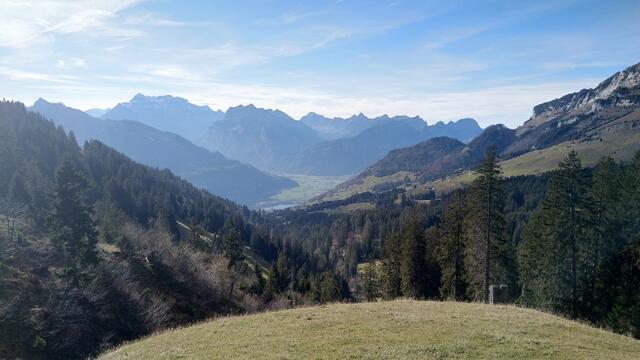 von wo wir einen sehr schönen Blick in die Linthebene, auf den Walensee und in die Glarneralpen geniessen