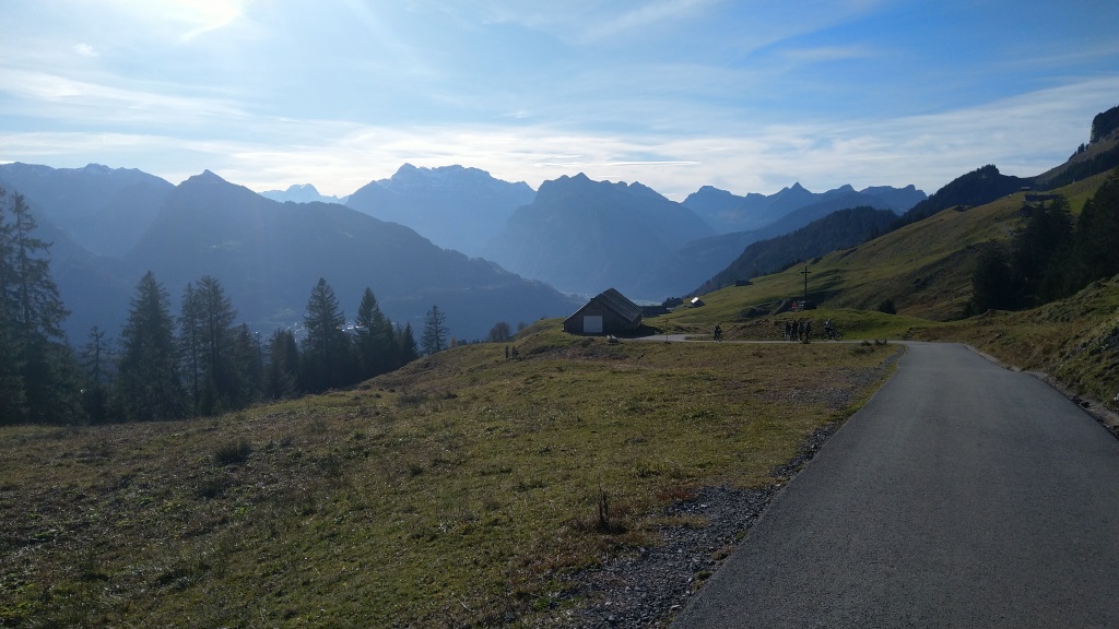 bei Hinter Höhi geniessen wir eine sehr schöne Aussicht. Wegen dem Gegenlicht ist das Bild nicht super