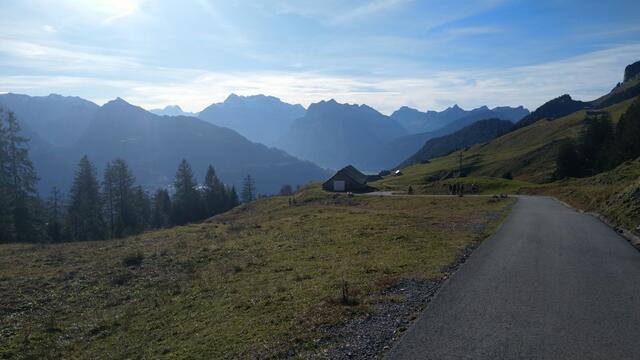 bei Hinter Höhi geniessen wir eine sehr schöne Aussicht. Wegen dem Gegenlicht ist das Bild nicht super