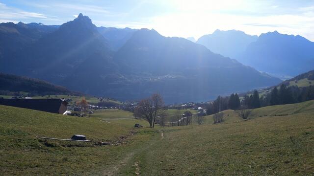 bei der Bergstation der Sesselbahn in Walau biegen wir links ab und nehmen den Abstieg unter die Füsse