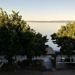 wir öffnen das Fenster und schauen auf den Lago di Bracciano. Ein wunderschöner Tag kündigt sich an