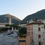 wir öffnen das Fenster und schauen in die Altstadt von Gubbio. Ein wunderschöner Tag kündigt sich an