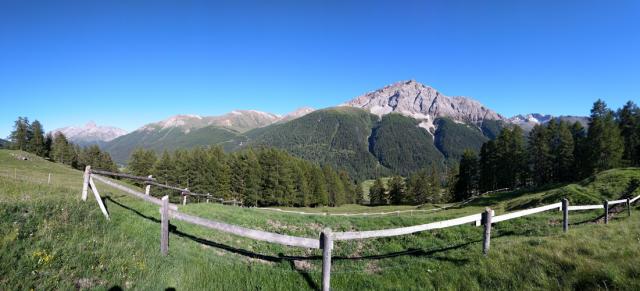 sehr schönes Breitbildfoto mit Blick auf den Piz Mezzaun. Ganz links ist sogar der Piz Quattervals erkennbar