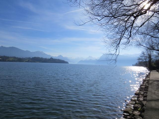 der Wanderweg führt einem noch kurz an der schönen Seepromenade entlang