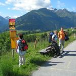 wir warten auf das Postauto das uns nach Vrin bringt