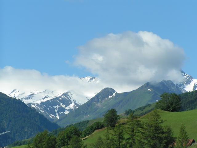 in den Bergen liegt noch viel Schnee