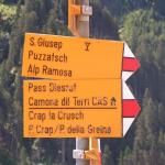 Wegweiser zeigen und den Weg Richtung Pass Diesrut