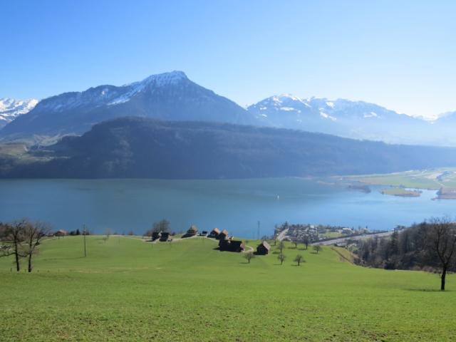 mit einem traumhaften Panorama auf den Alpnachersee steigen wir weiter abwärts