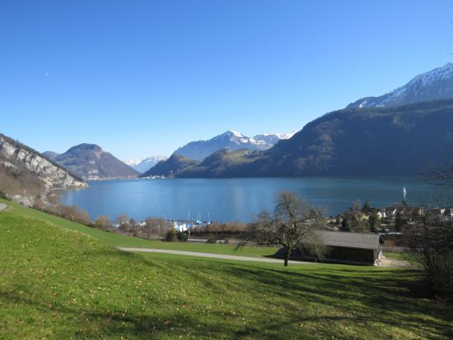 während dem wandern geniessen wir die schöne Aussicht auf den Alpnachersee