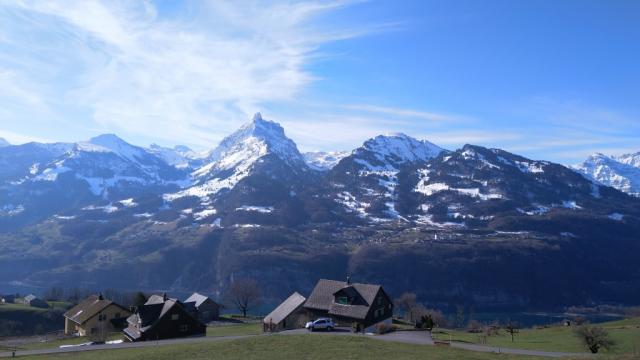 mit Sicht auf Nüenchamm, Mürtschenstock, Firzstock und Hochmättli verlassen wir Amden