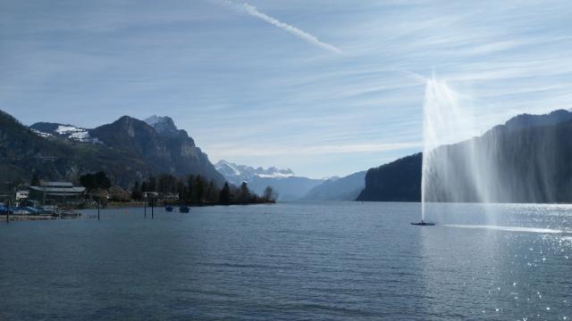 nein wir sind nicht in Genf. Von Weesen blicken wir auf den Sprungbrunnen auf dem Walensee