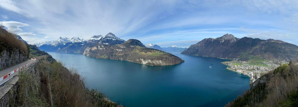 sehr schönes Breitbildfoto mit Blick auf den Vierwaldstättersee