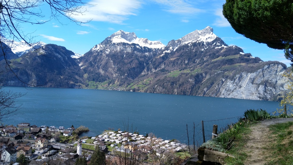 kurz vor Sisikon legen wir eine Mittagsrast ein, und geniessen diese traumhafte Aussicht