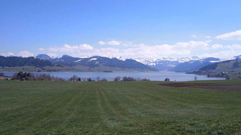 links von uns der Sihlsee und die noch tief verschneiten Berge der Zentralschweiz