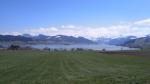 links von uns der Sihlsee und die noch tief verschneiten Berge der Zentralschweiz