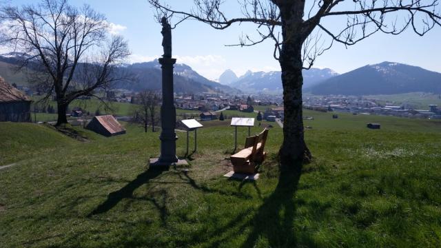 bei dieser schönen Aussichtsstelle taucht vor uns Einsiedeln auf
