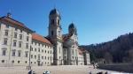 beim Kloster Einsiedeln der bedeutendste Wallfahrtsort der Schweiz endet die Etappe