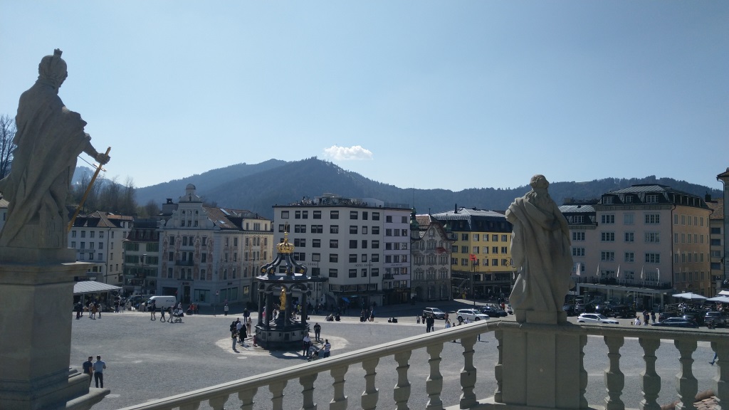 wir blicken auf den grossen Vorplatz vor der Kirche