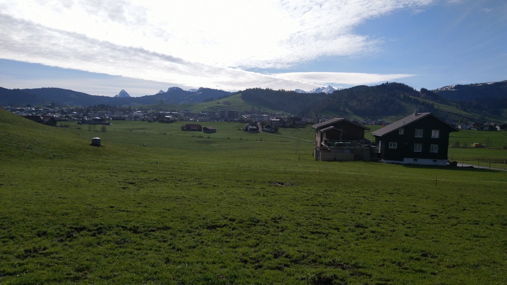 wir blicken zurück Richtung Einsiedeln. Links gut ersichtlich die Pyramide des Chöpfenberg