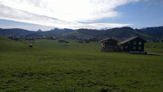 wir blicken zurück Richtung Einsiedeln. Links gut ersichtlich die Pyramide des Chöpfenberg