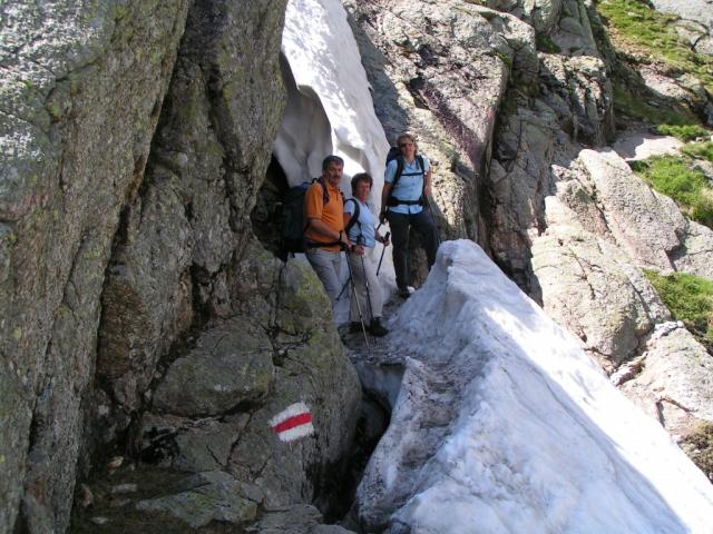Wegsuche zwischen Fels und Schnee