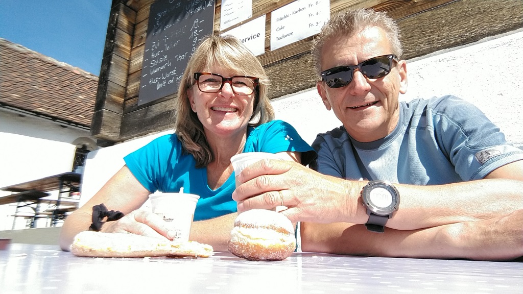 draussen auf der sonnigen Terrasse geniessen wir einen Kaffee...