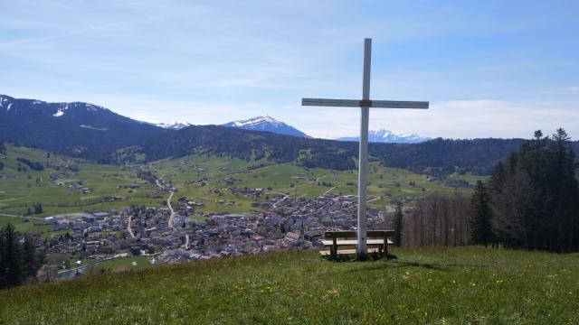 beim Gipfelkreuz auf dem Wilerberg mit Blick auf Unterägeri