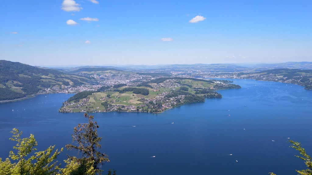 über den Vierwaldstättersee blicken wir nach Horw und Luzern