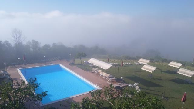 auch die Poolanlage liegt noch im Nebel