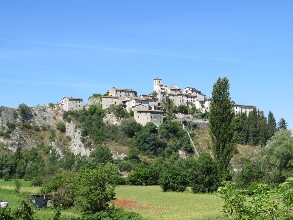 die Via San Francesco führt uns unterhalb vom Dorf Casteldilago vorbei