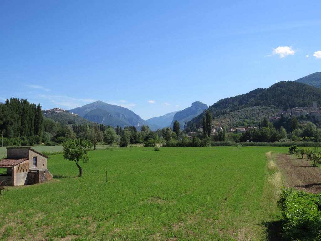 wir blicken zurück zu den Bergen über die wir von Spoleto kommend gewandert sind