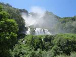 der Cascata delle Marmore ist ein dreiteiliger, künstlich geschaffener Wasserfall