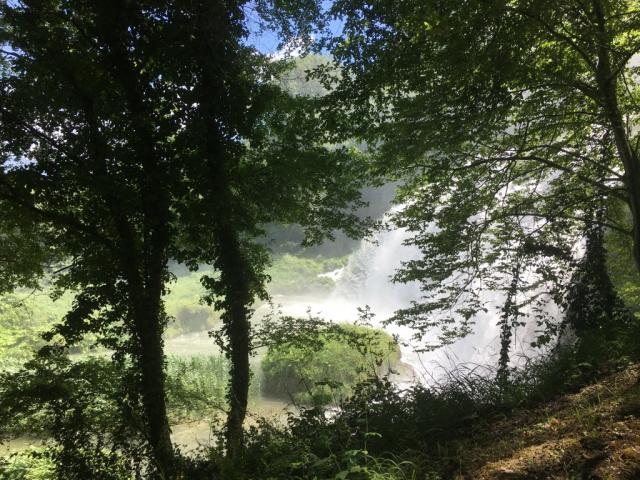 ein schöner Weg führt hinauf zum Wasserfall