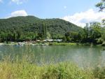 die gestaute Fluss ist ein beliebter Ausflugsort mit Schiffen und Booten