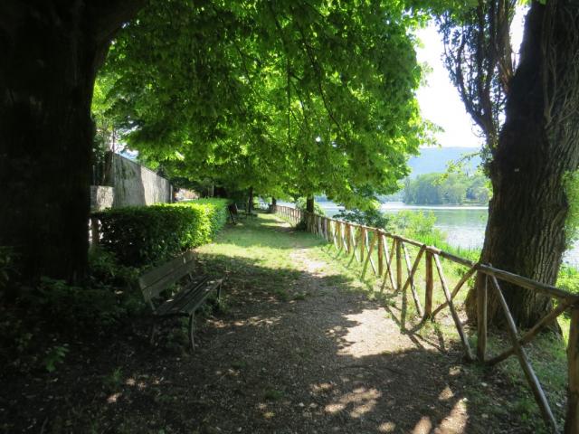 über eine schöne Seepromenade erreichen wir Piediluco